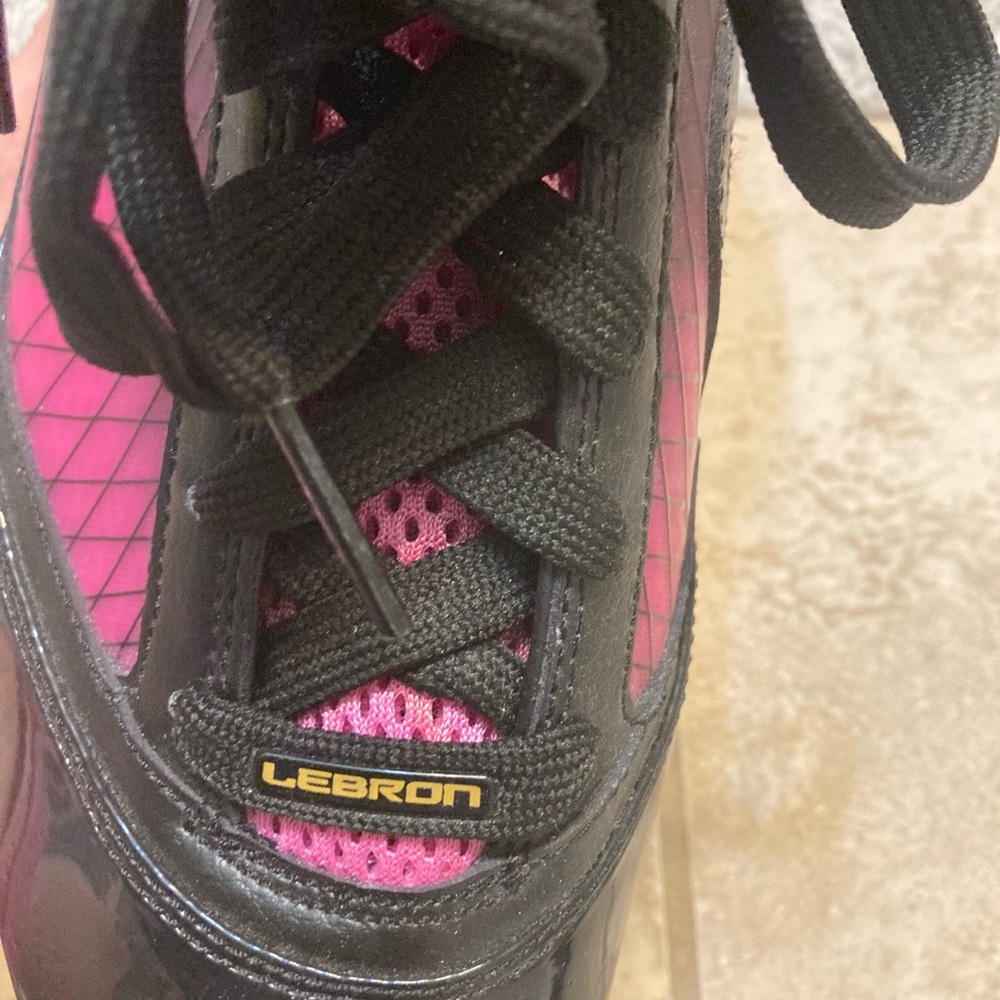 Nike CLASSIC LeBron James Breast Cancer Sneakers - 8/12/2009 🏀 - Picture 9 of 16